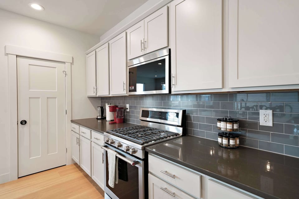 Kitchen: Bright kitchen with modern finishes, perfect for preparing meals with ease.