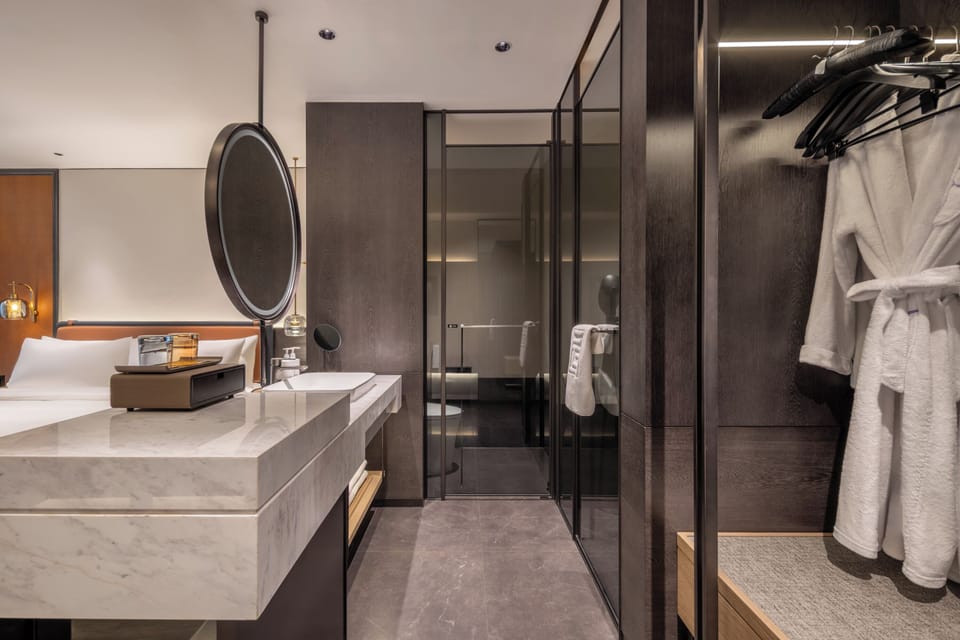 Classic Single Room, Non Smoking | Bathroom | Shower, hair dryer, towels, shampoo