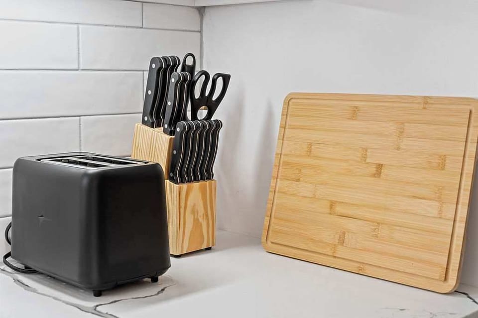 Breakfast-Ready Kitchen
Toaster, knife set, and cutting board for quick and easy prep.