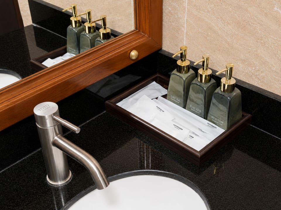 Deluxe Twin Room, Garden View | Bathroom | Shower, free toiletries, hair dryer, slippers