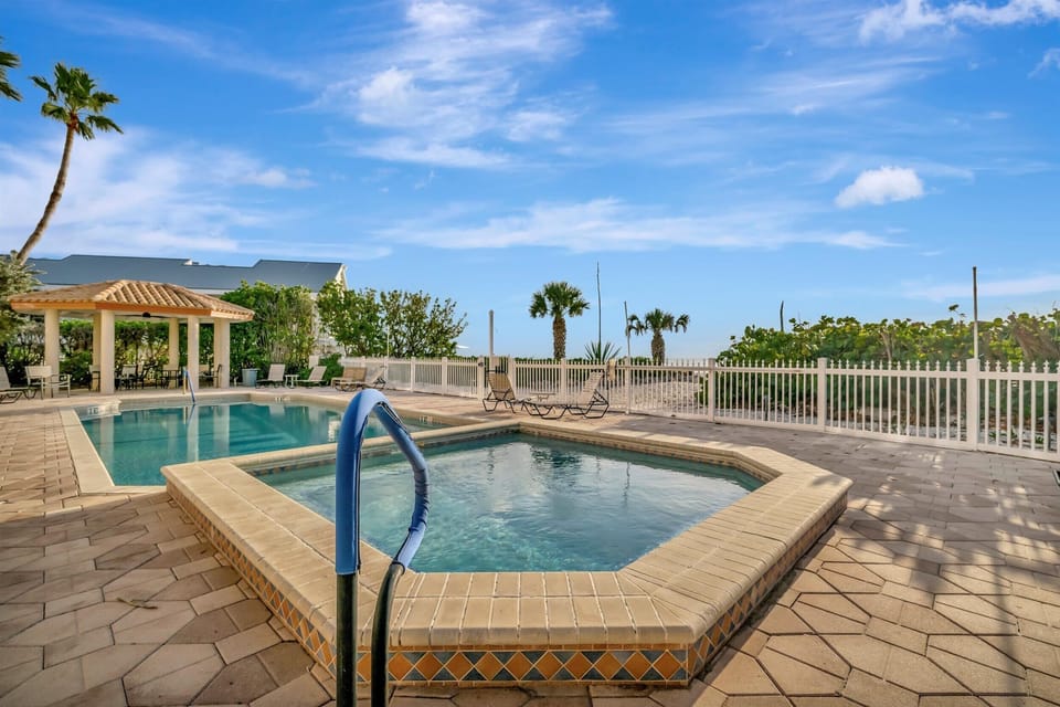 Resort Heated Pool & Hot Tub and direct beach access