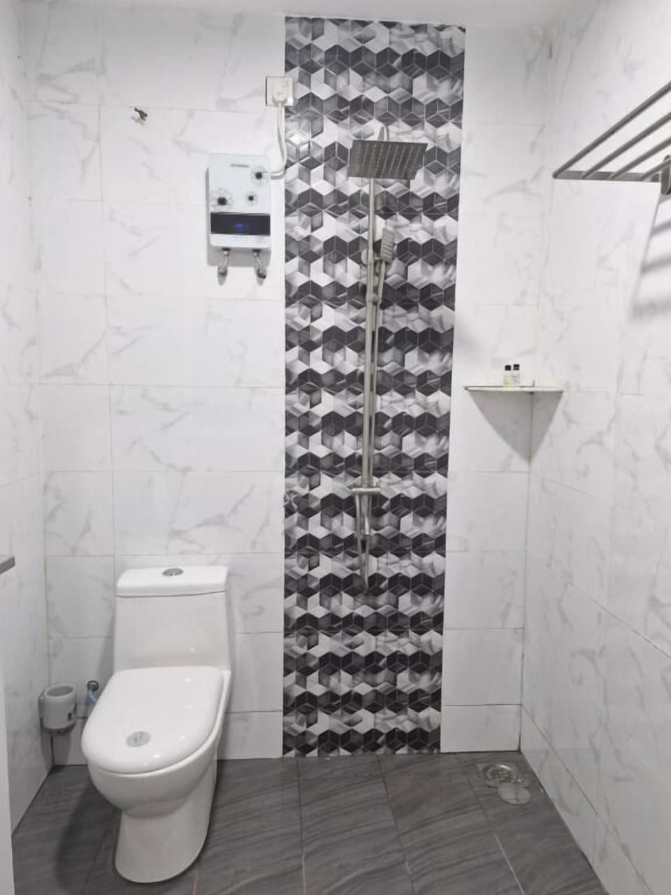 Shower, free toiletries, hair dryer, bidet