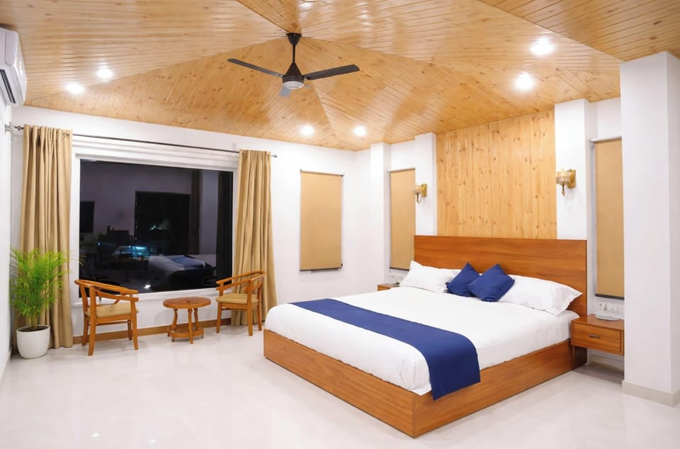Premium Double Room, Mountain View | Hypo-allergenic bedding, desk, soundproofing, free WiFi