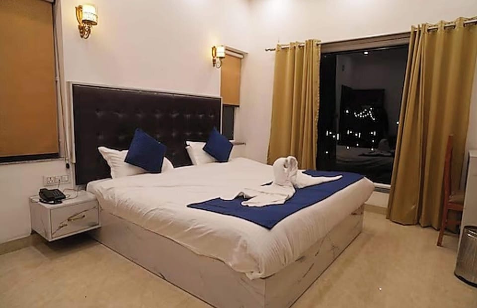 Premium Double Room, Mountain View | Hypo-allergenic bedding, desk, soundproofing, free WiFi
