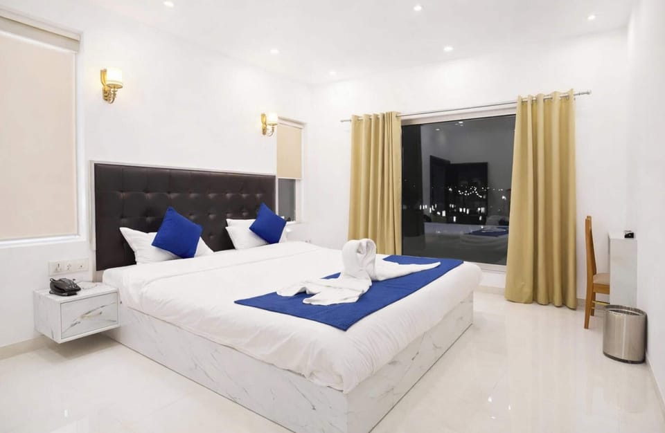 Premium Double Room, Mountain View | Hypo-allergenic bedding, desk, soundproofing, free WiFi