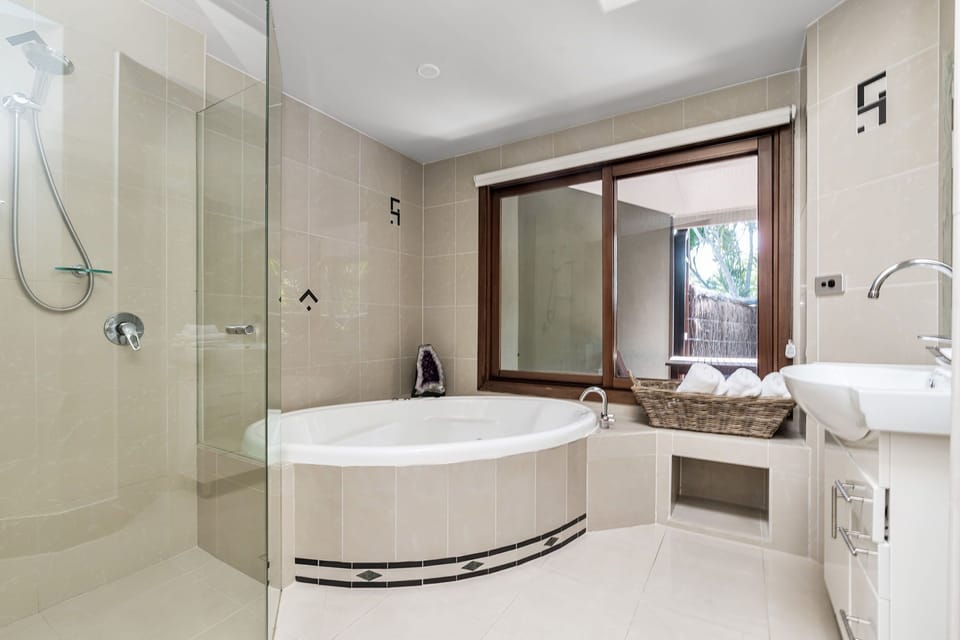 Luxury Suite | Bathroom | Shower, hair dryer, towels, soap