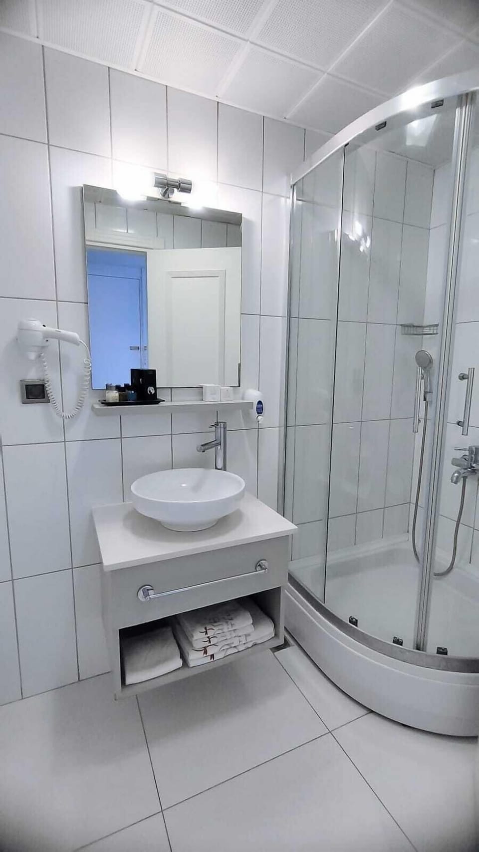 Double Room | Bathroom | Shower, hair dryer, towels