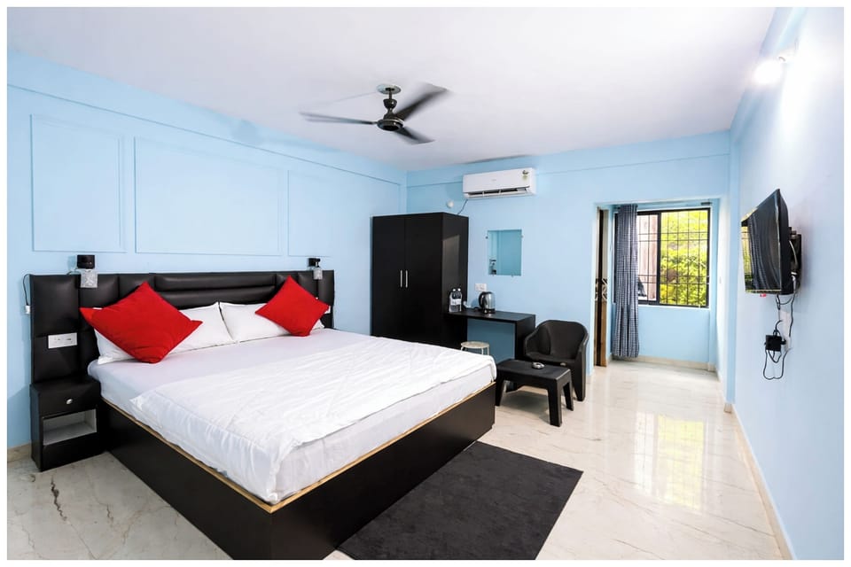 Hypo-allergenic bedding, desk, soundproofing, free WiFi