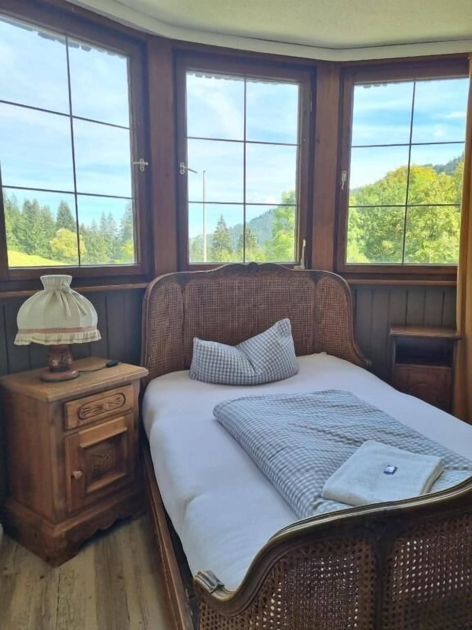 Hypo-allergenic bedding, desk, free WiFi, bed sheets