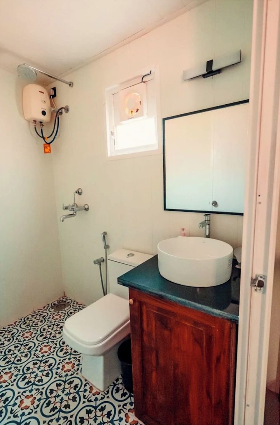 Deluxe Cottage | Bathroom | Shower, rainfall showerhead, slippers, towels