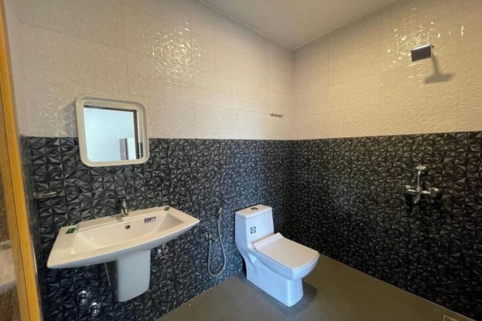 Superior Triple Room, Air conditioning | Bathroom | Shower, rainfall showerhead, slippers, towels