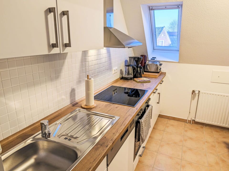 Kitchen, Kitchen Appliance, Countertop, Major Appliance, Flooring, Cabinetry, Wood, Interior Design, Kitchen Sink, Furniture