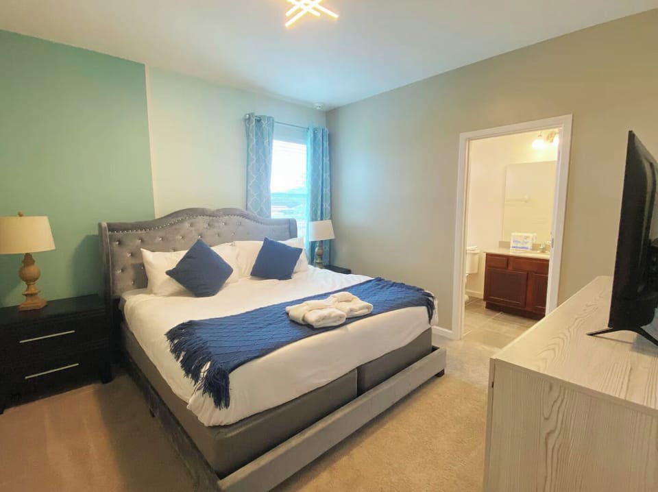 King bedroom w/ ensuite and tv