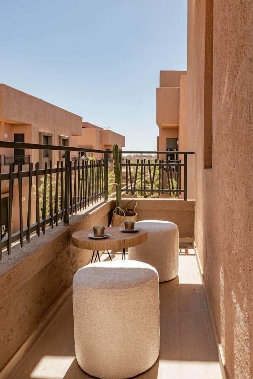 Petite terrasse de la chambre a lit double, avec ouverture sur piscine.
