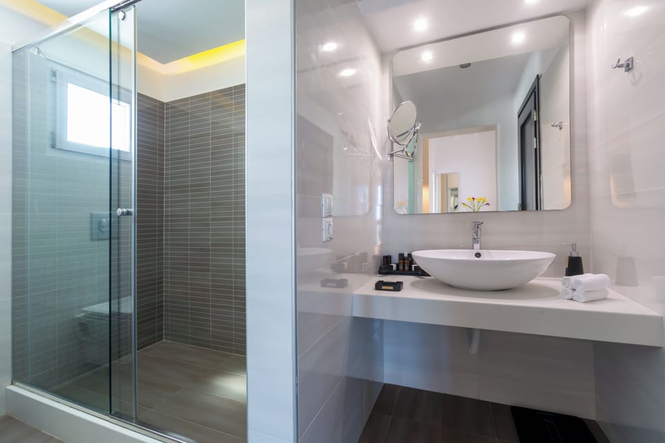 Sea View Apartment for 5 people with Big Balcony and Outdoor Hot Tub | Bathroom | Shower, free toiletries, hair dryer, slippers