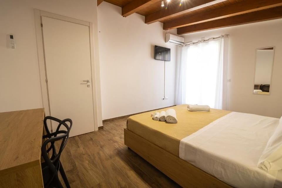 In-room safe, blackout drapes, WiFi (free)