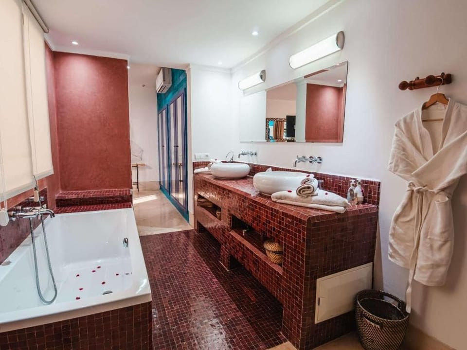 Deluxe Double Room, Balcony, Courtyard View | Bathroom | Hair dryer, slippers, towels, soap