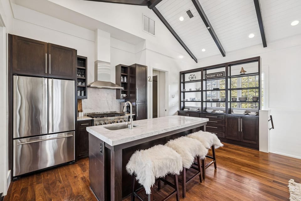 Modern kitchen with vaulted ceilings and cozy seating