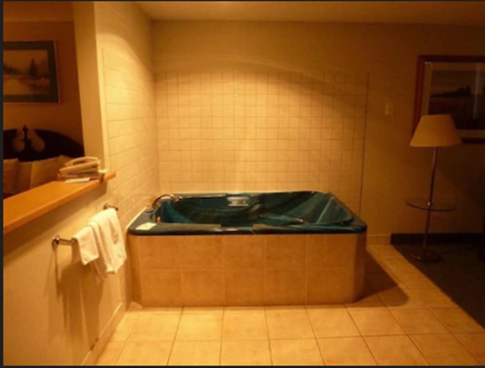 Room, Non Smoking, Jetted Tub (Single King) | Deep soaking bathtub