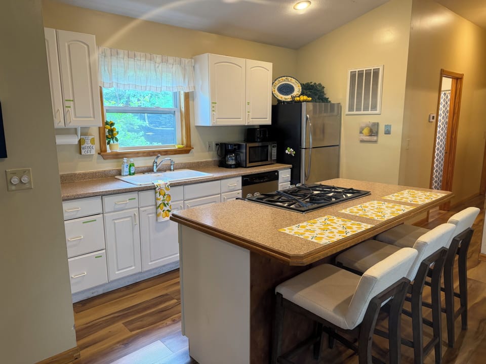 Kitchen with island 