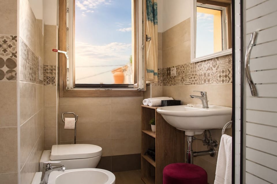 Comfort Double or Twin Room, Mountain View | Bathroom | Shower, free toiletries, hair dryer, towels