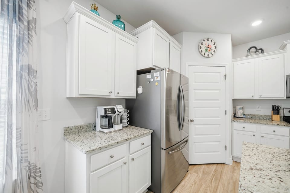 Main Full kitchen - fully stocked with coffee machine
