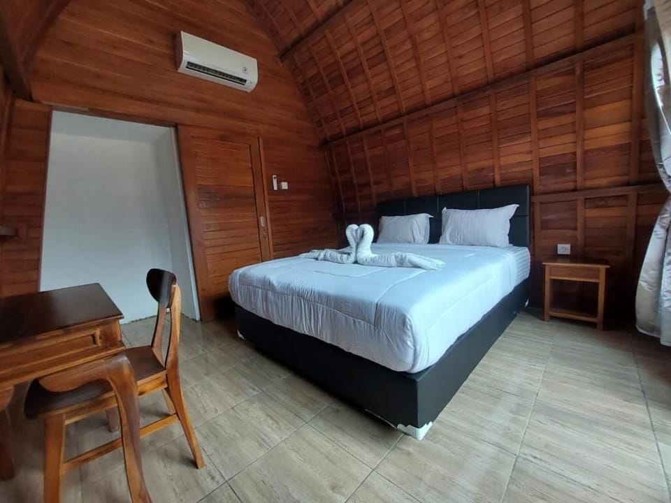 Desk, laptop workspace, soundproofing, free WiFi