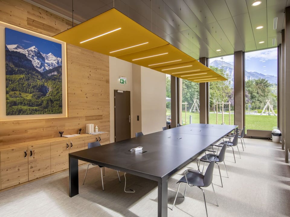 Wood, Furniture, Interior Design, Flooring, Ceiling, Floor, Chair, Desk, Glass, Hardwood