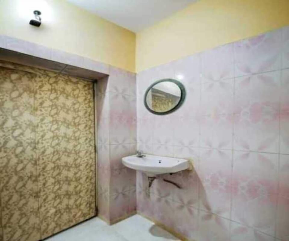 Shower, free toiletries, slippers, towels