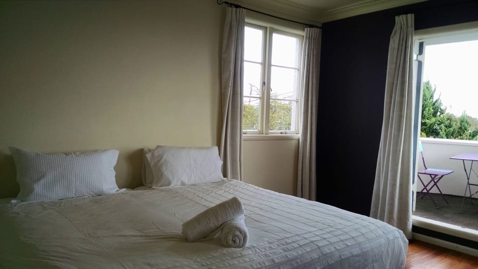 Twin Room, Balcony, City View (Karekare) | Free WiFi, bed sheets