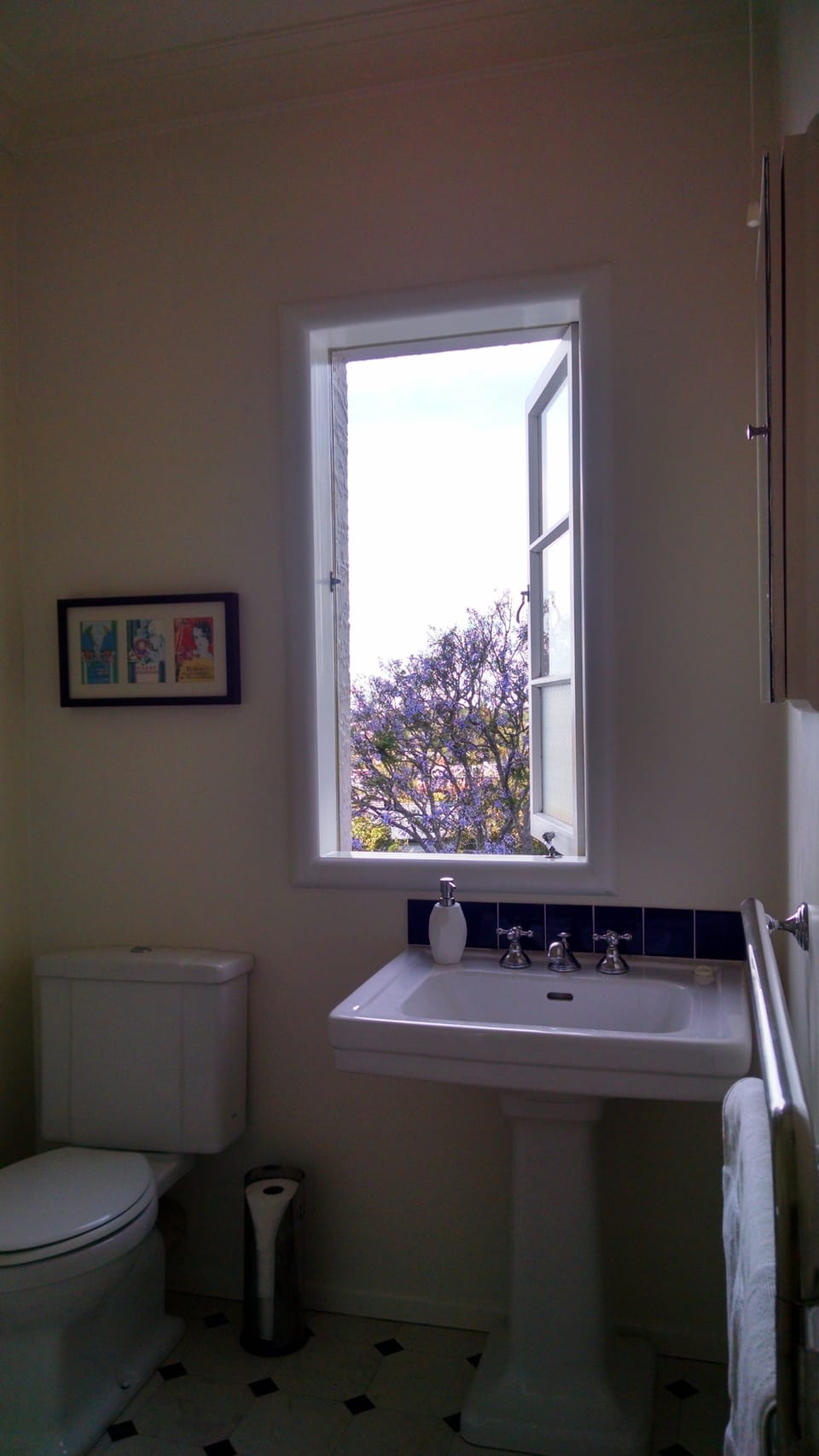 Shower, rainfall showerhead, free toiletries, towels