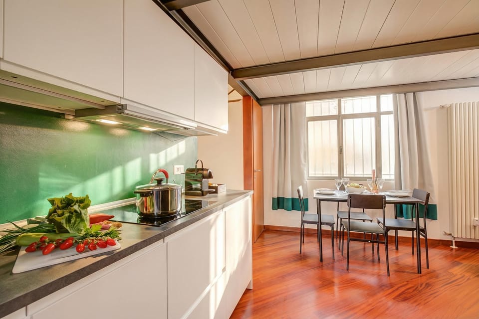 Honeymoon Apartment, 1 Bedroom, Microwave (Elegant Loft in CityLife – Wifi -) | Dining