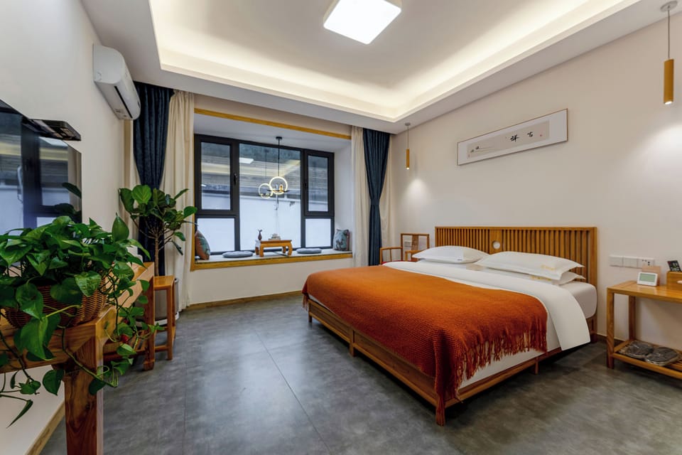 Blackout drapes, soundproofing, WiFi (free)