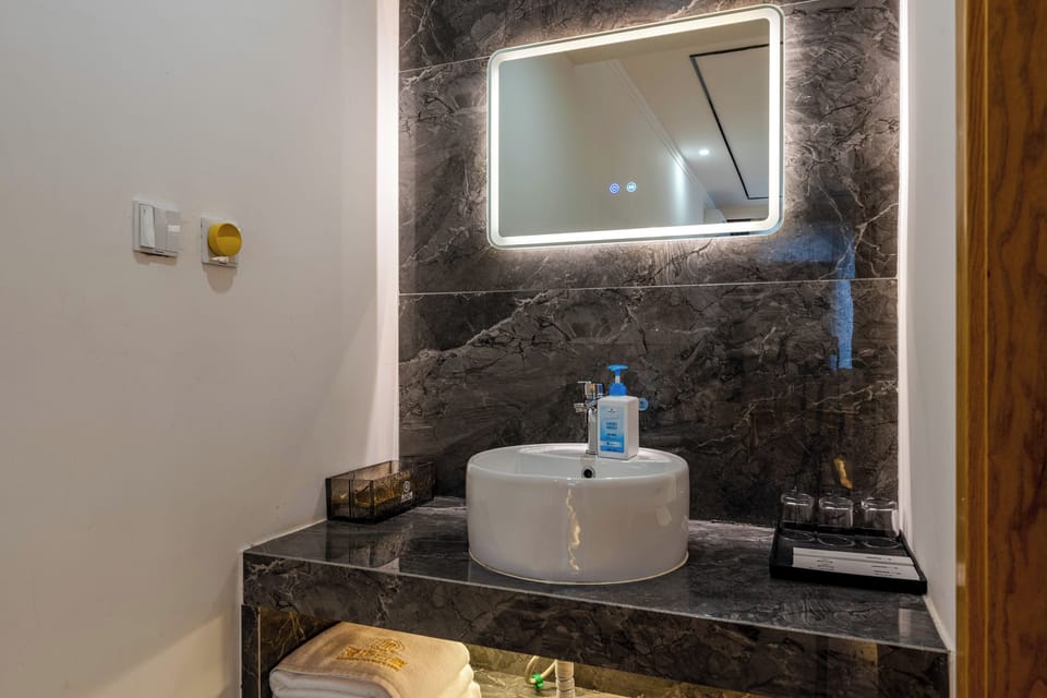 Comfort Double Room | Bathroom | Shower, rainfall showerhead, free toiletries, hair dryer