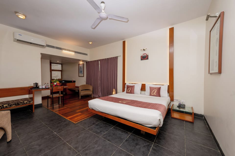 Superior Studio, Balcony | Egyptian cotton sheets, premium bedding, desk, laptop workspace