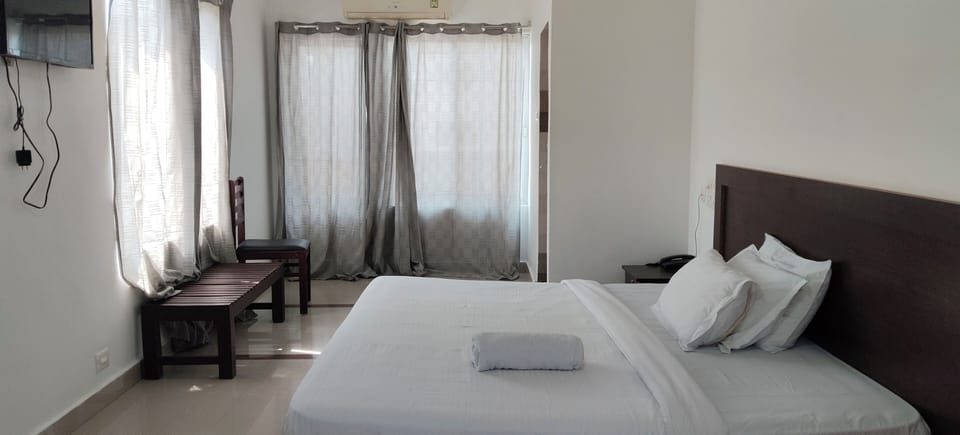 Deluxe Double Room, Balcony | In-room safe, desk, laptop workspace, soundproofing