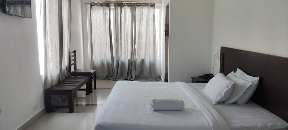 Deluxe Double Room, Balcony | Bathroom | Shower, towels, soap, shampoo