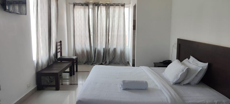Deluxe Double Room, Balcony | In-room safe, desk, laptop workspace, soundproofing
