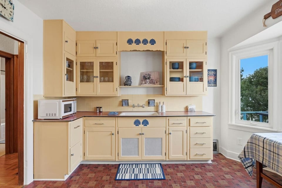 Bright and cozy kitchen space, perfect for casual cooking and coffee mornings.