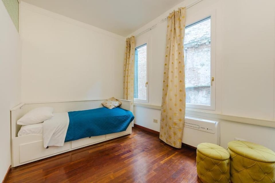 Premium Apartment | Desk, soundproofing, bed sheets