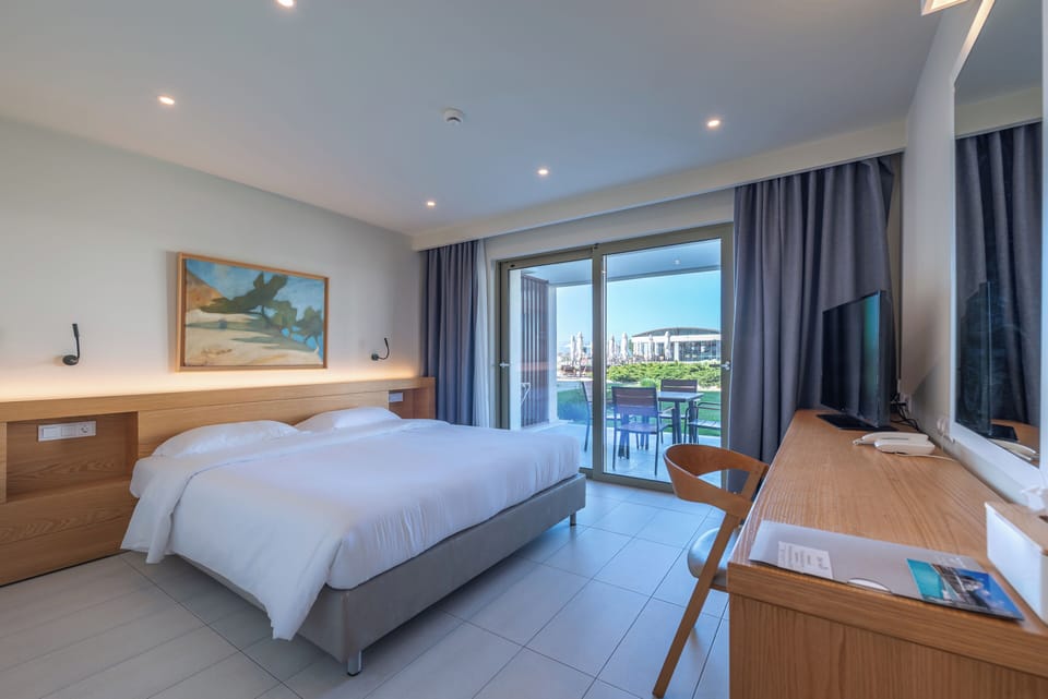Deluxe double suite with direct access to the pool and side sea view | In-room safe, blackout drapes, soundproofing
