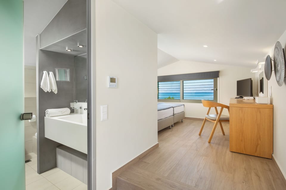 Premium Suite with sea view | In-room safe, blackout drapes, soundproofing