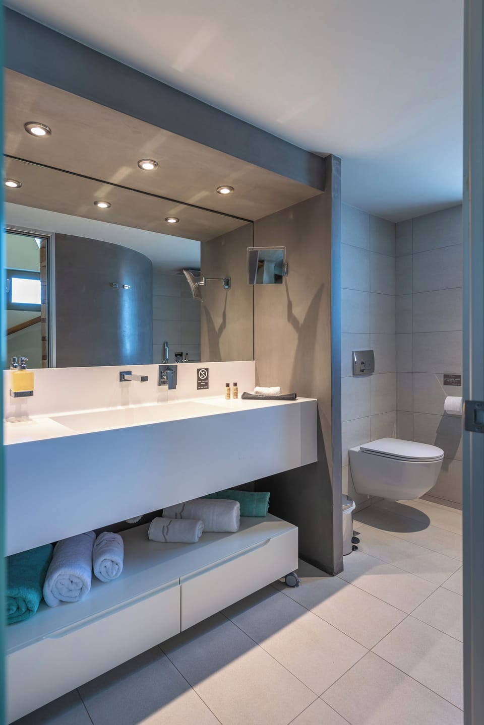 Premium Suite with direct sea view | Bathroom | Free toiletries, hair dryer, towels, soap