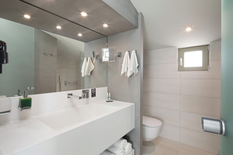 Premium Suite with sea view | Bathroom | Free toiletries, hair dryer, towels, soap