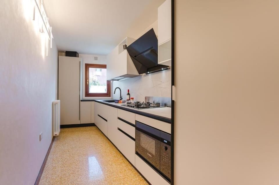 Deluxe Apartment, Courtyard View | Private kitchen