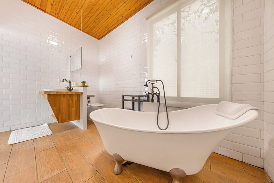 Deluxe Double Room, Bathtub | Bathroom | Hair dryer, slippers, towels