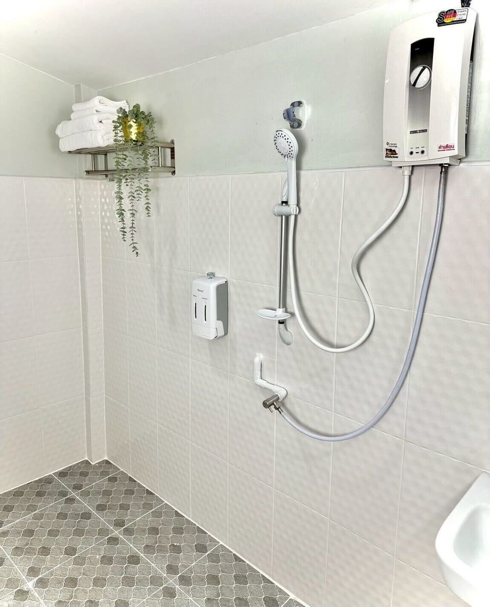 Deluxe Double Room | Bathroom | Soap, shampoo, toilet paper