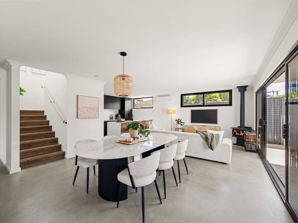 Dining Area, Living Room, Entertainment, Fireplace, & Reverse-cycle Air-conditioning