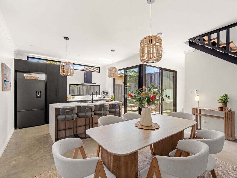 Dining Area & Fully Equipped Kitchen