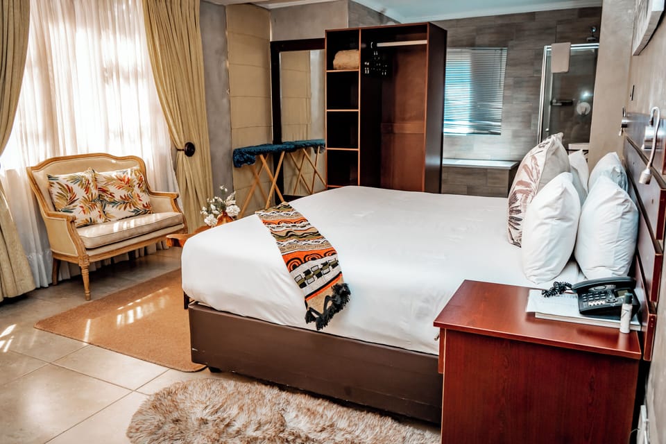 Executive Double Room, 1 Queen Bed, Private Bathroom | Laptop workspace, WiFi (free)
